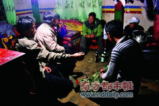 在次仁家的火爐邊烤火，喝拉薩啤酒和紅星二鍋頭，愜意非常。