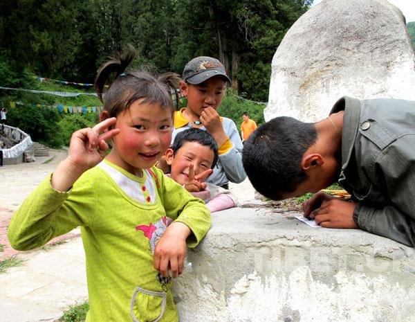 一個(gè)孩子正在認(rèn)真地寫(xiě)地址