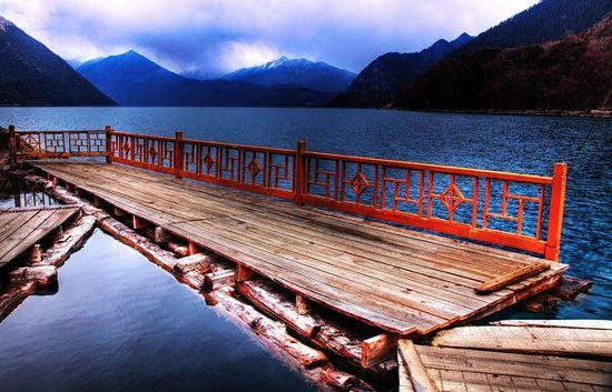 巴松錯(cuò)湖水清澈見底