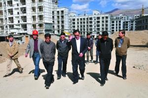 多吉次珠市長赴建設(shè)工地視察。