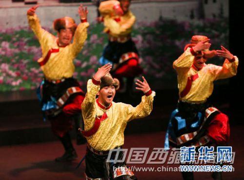 10月25日晚，在德國(guó)慕尼黑，中國(guó)西藏自治區(qū)山南地區(qū)藝術(shù)團(tuán)演員表演藏民族舞蹈。