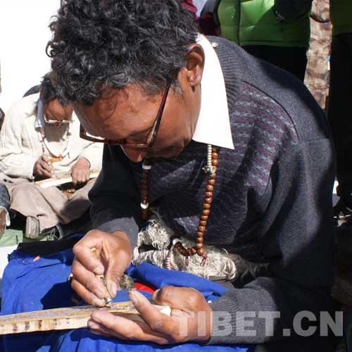 雕刻傳承人色曲正在參加比賽。攝影：劉潔