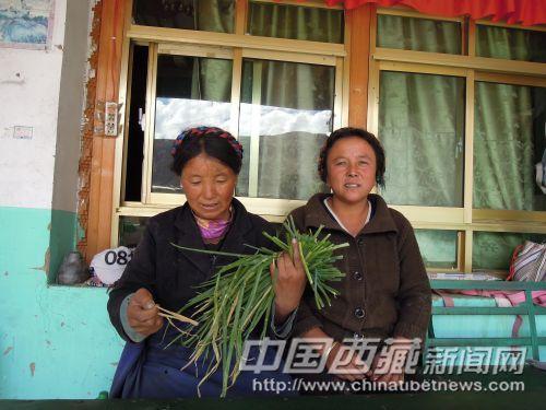 普布（右）和姐姐德吉。
