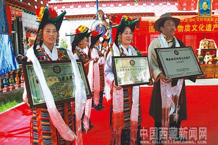 2009年6月23日，在授牌儀式上，拉薩城關(guān)區(qū)娘熱鄉(xiāng)民間藝術(shù)團的姑娘小伙子們再次跳起“拉薩朗瑪”。