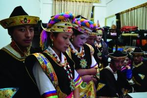 旦追次仁（左一）和他民間藝術(shù)團的同事們。