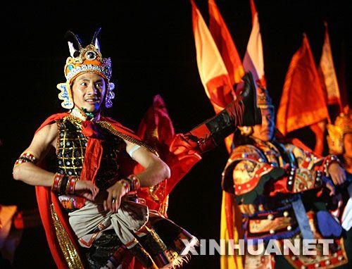 2007年7月26日，在英國首都倫敦，中國西藏色達格薩爾王藏劇團的演員表演藏劇《格薩爾王》。該劇把藏族民歌、舞蹈、圣歌、游戲等傳統(tǒng)藝術(shù)形式與時尚元素融為一體，向觀眾展示了藏族史詩《格薩爾王傳》的不朽傳奇和藏戲的獨特魅力。 新華社記者 謝秀棟 攝