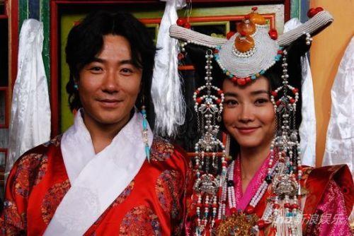  藏式婚禮中的新郎新娘。