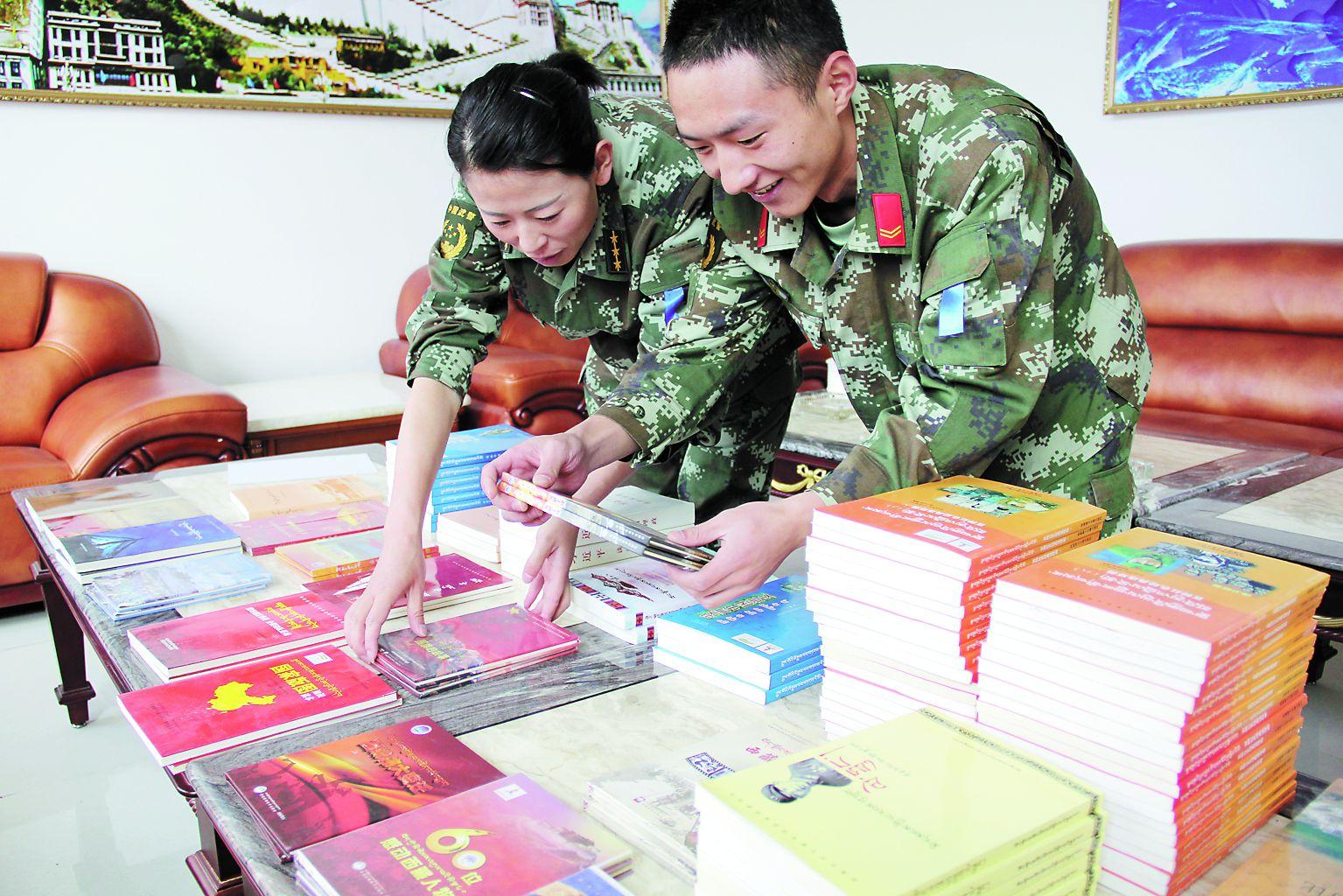 9月24日，第二支隊圖書閱覽室內(nèi)，官兵們正在將新贈的圖書有序地放上書架……這是西藏自治區(qū)新聞出版廣電局向武警西藏總隊第二支隊捐贈的1200余冊優(yōu)秀出版物，為支隊打造強(qiáng)軍文化、弘揚(yáng)傳統(tǒng)文化、培育特戰(zhàn)文化增添了新的動力。