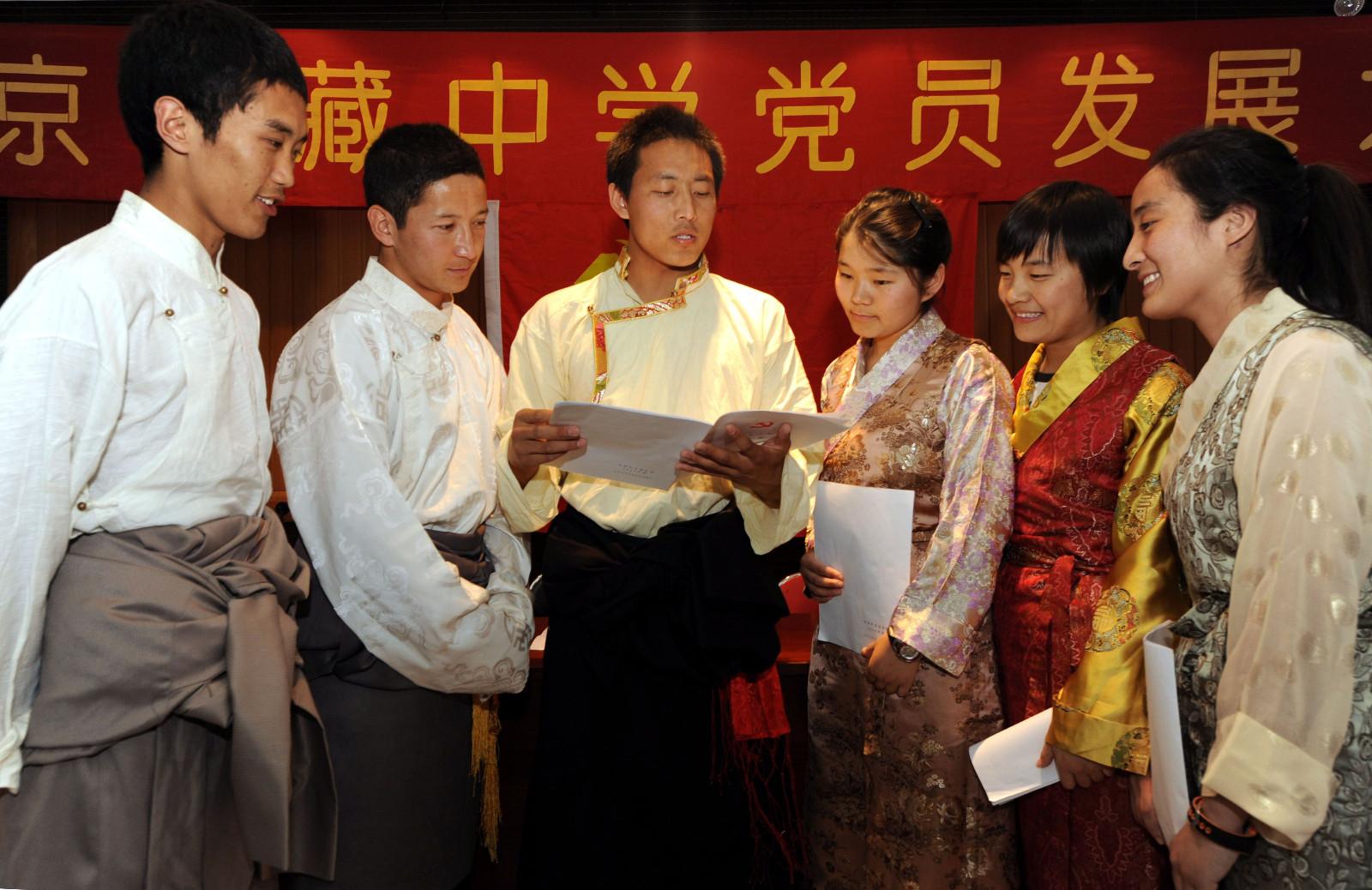 2013年北京西藏中學(xué)發(fā)展的學(xué)生黨員。