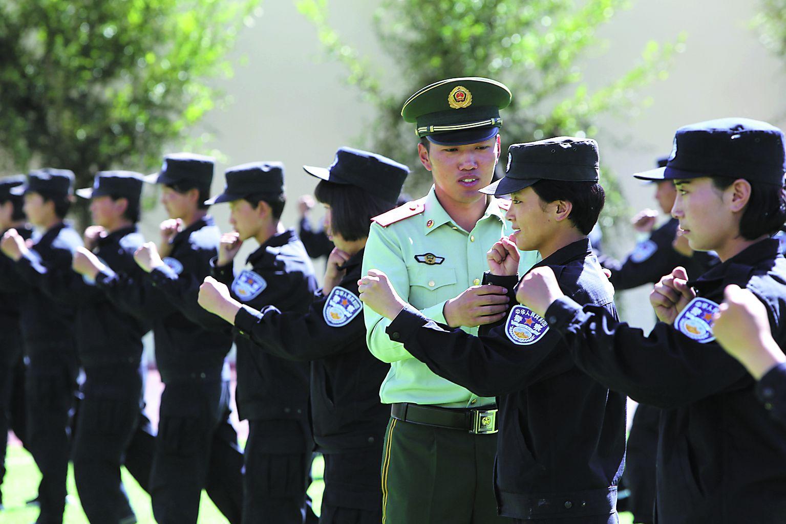 圖為9月18日上午，西藏公安邊防總隊偵查支隊高山特勤大隊軍訓(xùn)教官為參加軍訓(xùn)的西藏警官高等?？茖W(xué)校學(xué)員糾正擒敵動作。