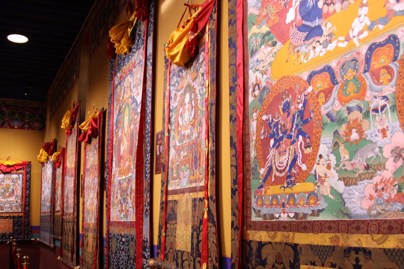 當(dāng)我們走進(jìn)日喀則廳時，同樣也是精品的唐卡呈現(xiàn)在我們的眼前，一幅幅都是精選出來的杰出作品。深受廣大愛好唐卡和收藏唐卡者的青睞。日喀則唐卡藝術(shù)底蘊深厚，很多大師都是出自這個地區(qū)，因此其整體水平居高，入選本次展覽的比例也是最高的，其作品在色彩上有著典型的勉唐風(fēng)格，是整個藏區(qū)最為精致的作品。