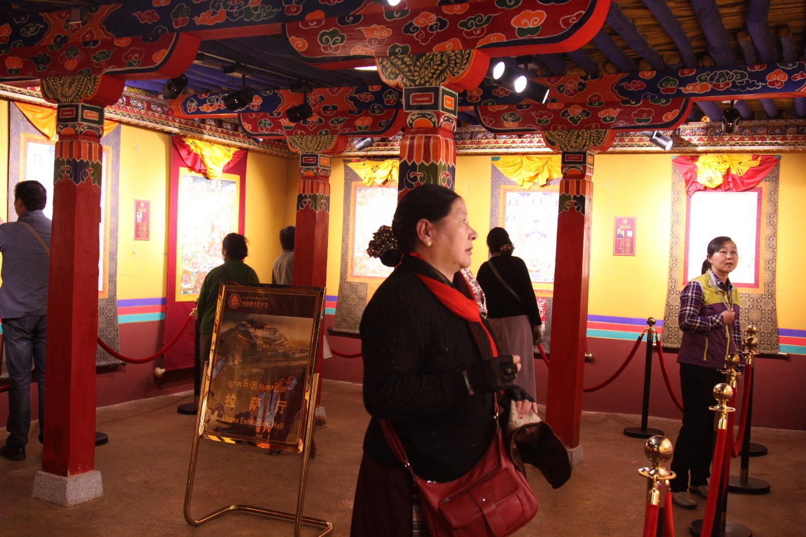 現(xiàn)場觀眾。欣賞展品，從中了解唐卡文化。