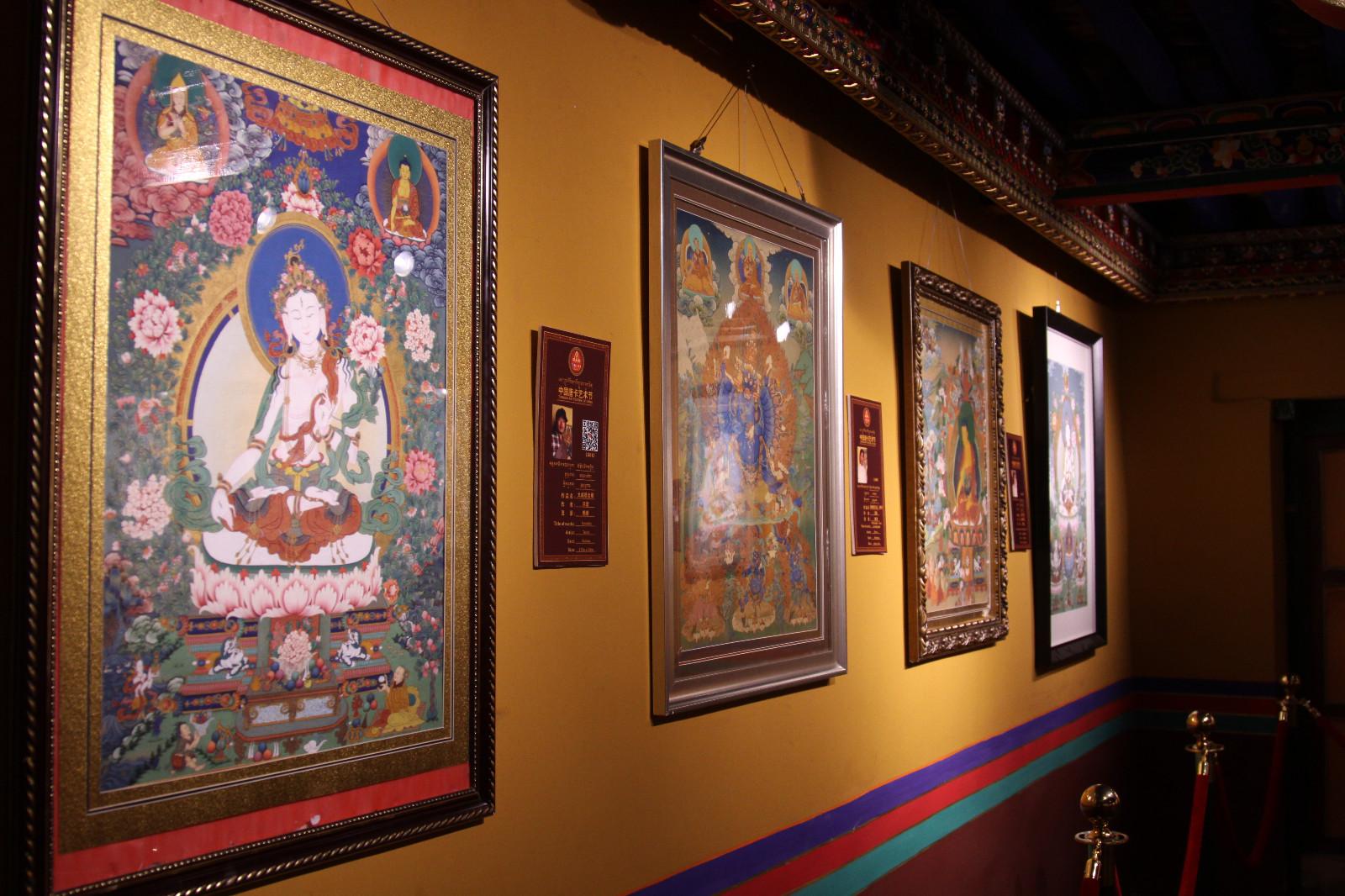拉薩廳一共展出了57幅作品，也是展出作品最多的一個區(qū)域，拉薩現(xiàn)在可以稱得上是唐卡的中心區(qū)域，所以除了人才多以外，還有流派全的特點，過去拉薩以勉唐畫派為主，隨著市場化程度的提高，這里逐漸集中了全部的四大流派，成為文化最多元最豐富的地區(qū)。