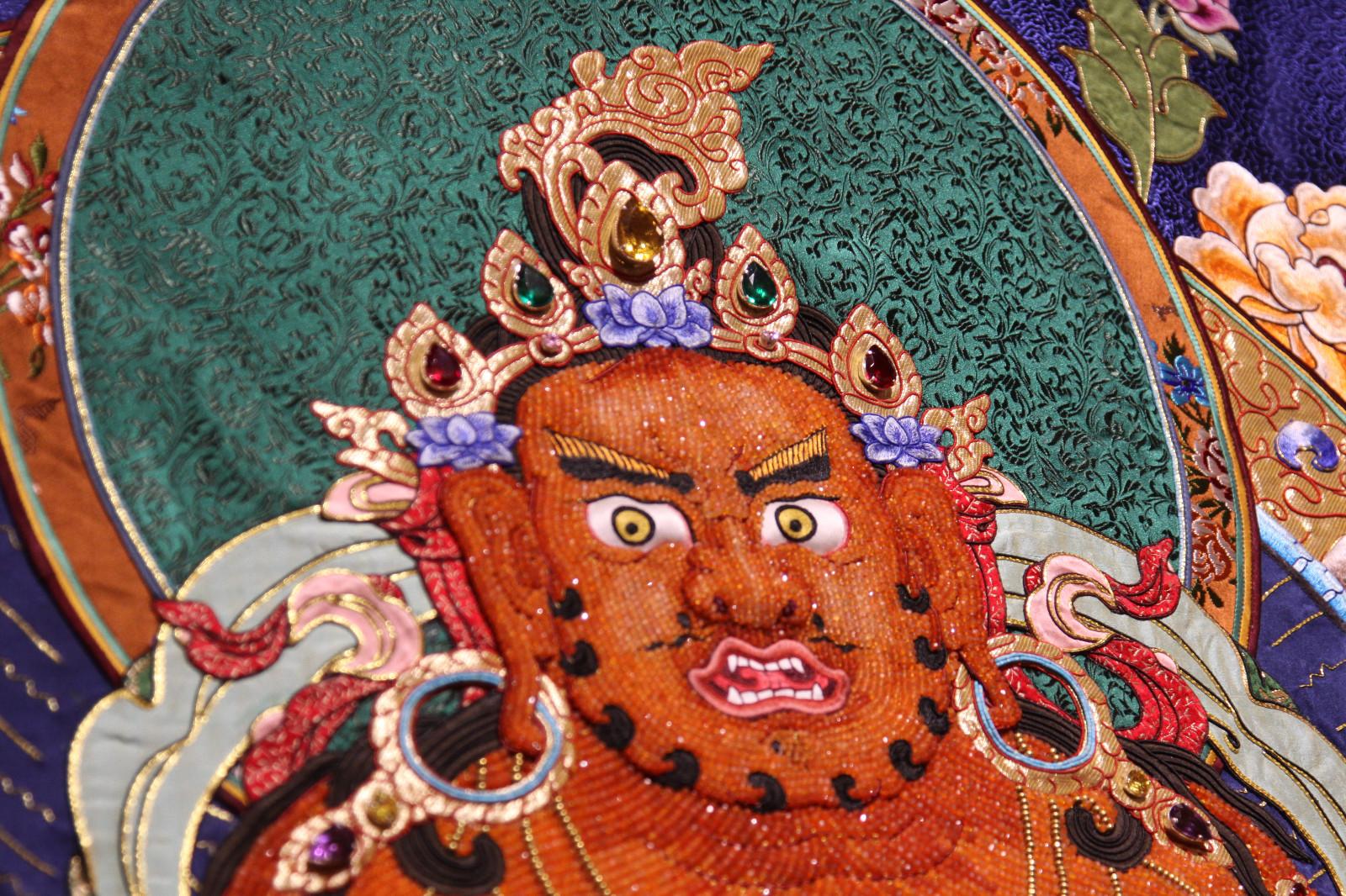 位于夏扎大院的中國唐卡之都畫院內(nèi)，展出唐卡大師的精品唐卡。以勉薩、勉唐、欽孜、嘎瑪嘎赤四大流派和熱貢畫派為主，同時也覆蓋了其他派別的唐卡作品。