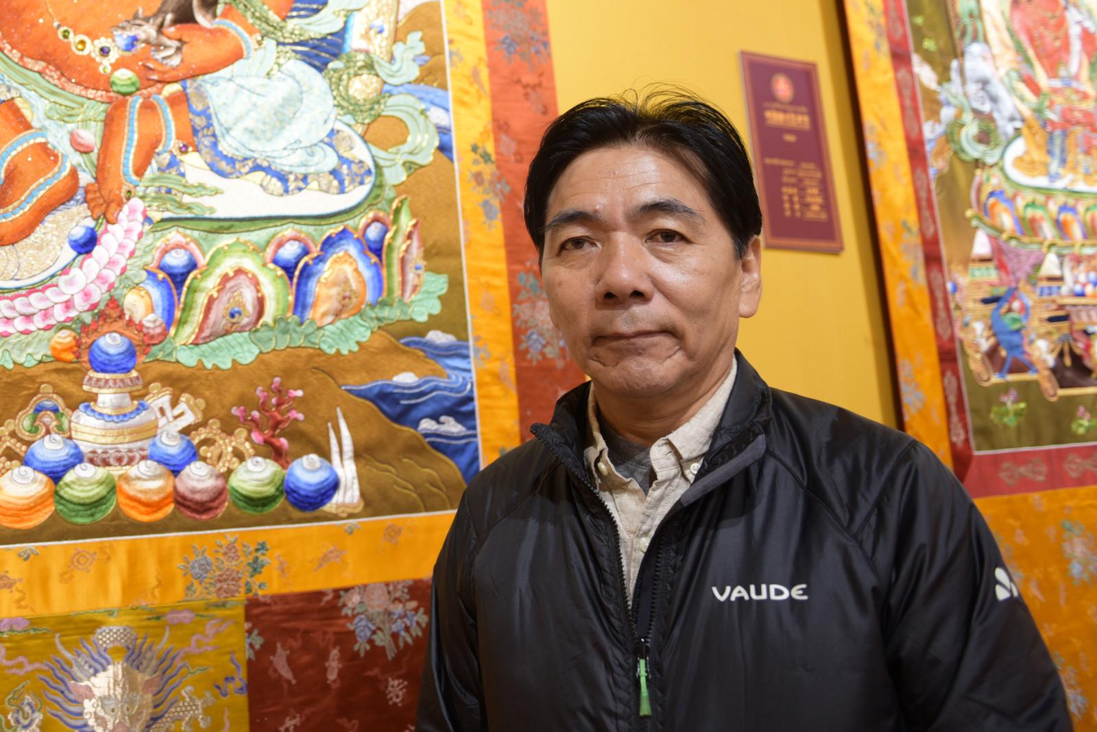 丹達(dá)貢覺是其中大師之一，印度籍藏胞，刺繡和鑲嵌大師。此次展覽能見識到丹達(dá)貢覺的精品作品。2014年應(yīng)邀參加“首屆中國唐卡藝術(shù)節(jié)精品展”，受到國內(nèi)外嘉賓的高度好評、并獲得“創(chuàng)新獎”，現(xiàn)擔(dān)任中國唐卡之都唐卡畫院刺繡唐卡導(dǎo)師。