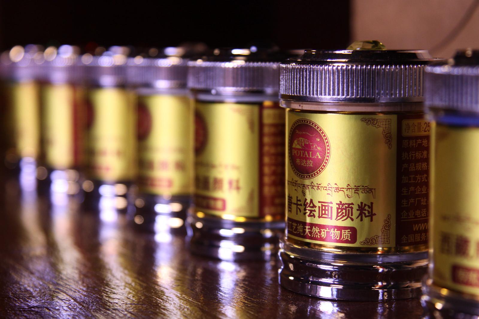 慎重唐卡材料的配置是很重要的，雖然有各種化學(xué)顏料，卻是原料品質(zhì)低劣，色彩不夠鮮艷，容易褪色，表面容易沾上灰塵等很多毛病。完美的唐卡，不僅需要符合標(biāo)準(zhǔn)的尺寸與工筆，還要顏料純正優(yōu)質(zhì)和具有一定的礦石顏料配制工藝水平。