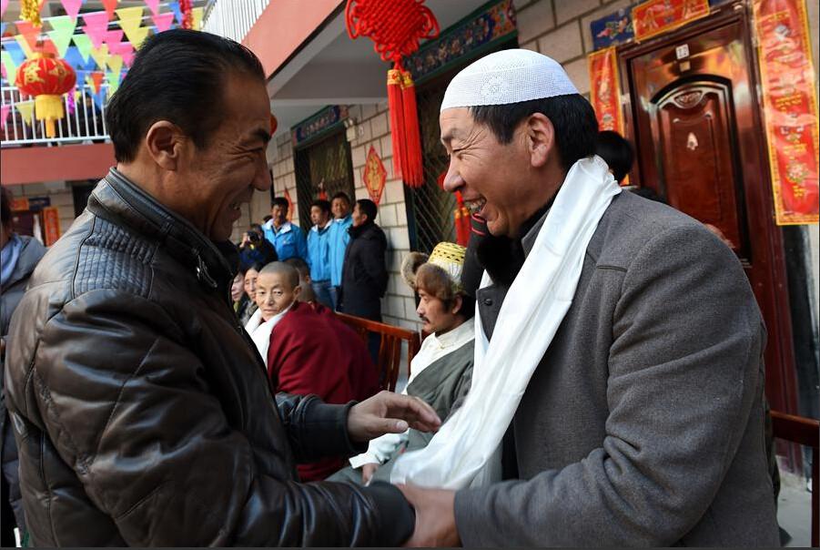 2月2日，在拉薩古城一座大院內(nèi)，拉薩城關(guān)區(qū)領(lǐng)導在團拜聚會上給一名回族鄰居敬獻哈達。