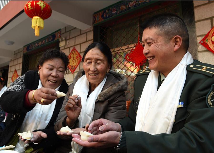 2月2日，在拉薩古城一座大院內(nèi)，各族干部群眾在新年團拜聚會上包餃子。
