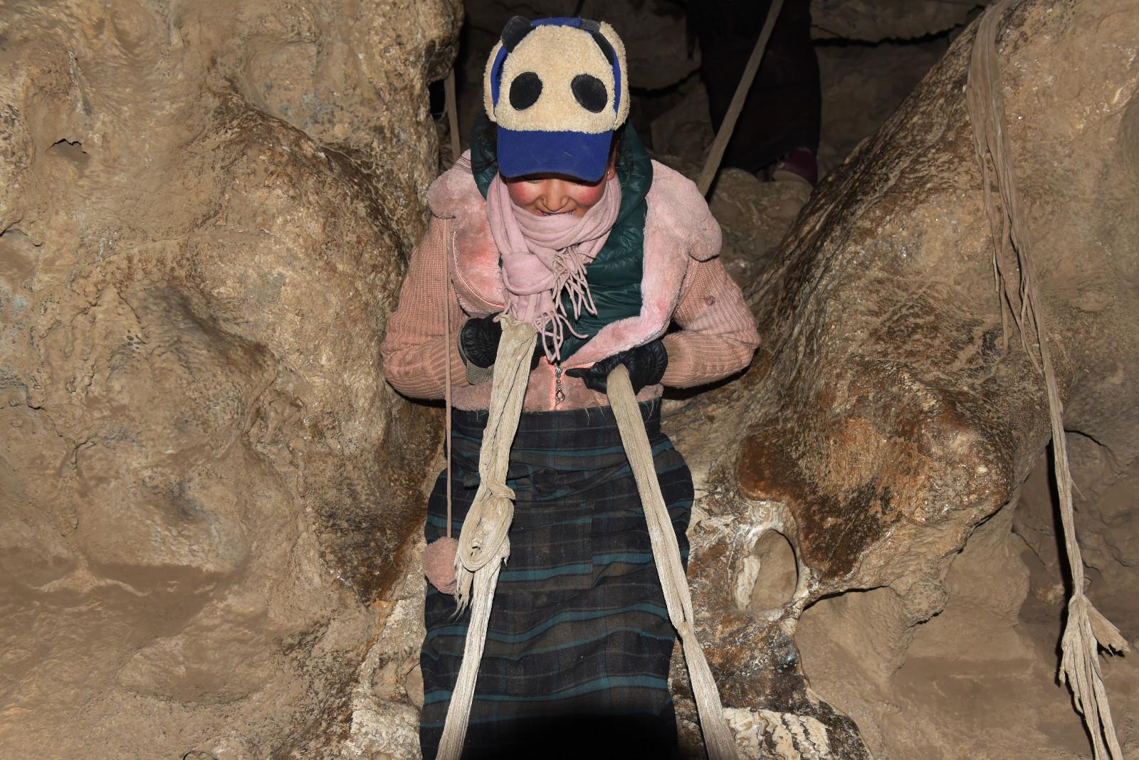 進(jìn)了寺廟門，才知道要鉆過一個狹窄的山洞才到寺廟主殿，上下山洞沒有階梯，只能雙手緊握繩梯向下滑。