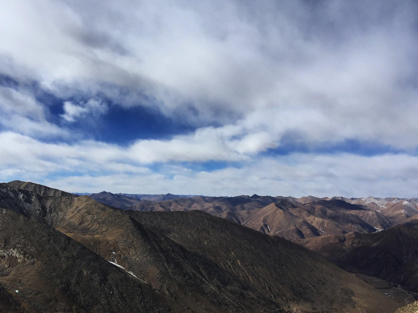 桑多白日山頂海拔5200米多，到了山頂寒風(fēng)迎面而吹，一眼望去，一片山林，眼睛一亮疲倦的身心煙消云散。