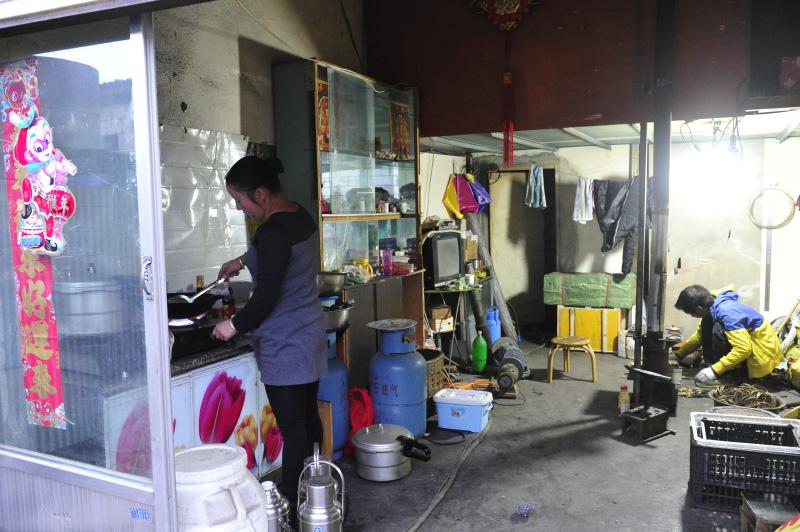 女人們能跟隨自己的丈夫闖生活，團(tuán)圓的幸福讓她們什么苦都不怕。把自己的小家歸置得溫馨整潔，在她們看來，這就是一個(gè)女人的本分。圖為居麗鳳在自家廚房做飯。