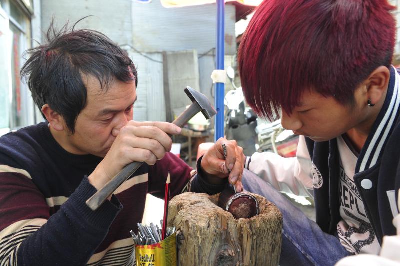 李年桂的大部分工作時(shí)間都是在完成訂單，在空閑時(shí)間做的包銀木碗也從來不愁銷路，每年賣出百十來個(gè)都是輕輕松松的。在這些工匠們看來，學(xué)得一門手藝，雖然不能大富大貴，養(yǎng)活自己和家人總是沒問題的。