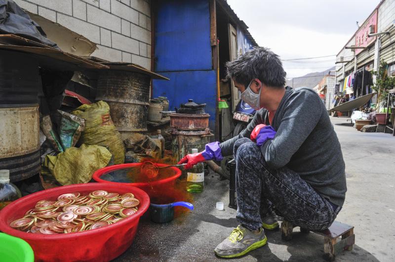 高耀中是采用流水線批量生產(chǎn)的方式，需先把各個(gè)部件制作完成，再架起爐子將加了工業(yè)硝酸的水在大鍋里燒開，進(jìn)入酸洗流程。呈現(xiàn)藍(lán)色的硝酸水倒入大盆中，旁邊盆子里接滿冷水，只見戴著塑膠手套和口罩的高耀中先將一個(gè)銅器部件放入硝酸水中，一股黃色的煙霧蒸騰而起，再撈出時(shí)，銅器部件已經(jīng)洗去污垢，煥然一新。這就說明硝酸的比例不需要再調(diào)整了，就可以把銅器部件一批一批倒入硝酸水中進(jìn)行清洗了。