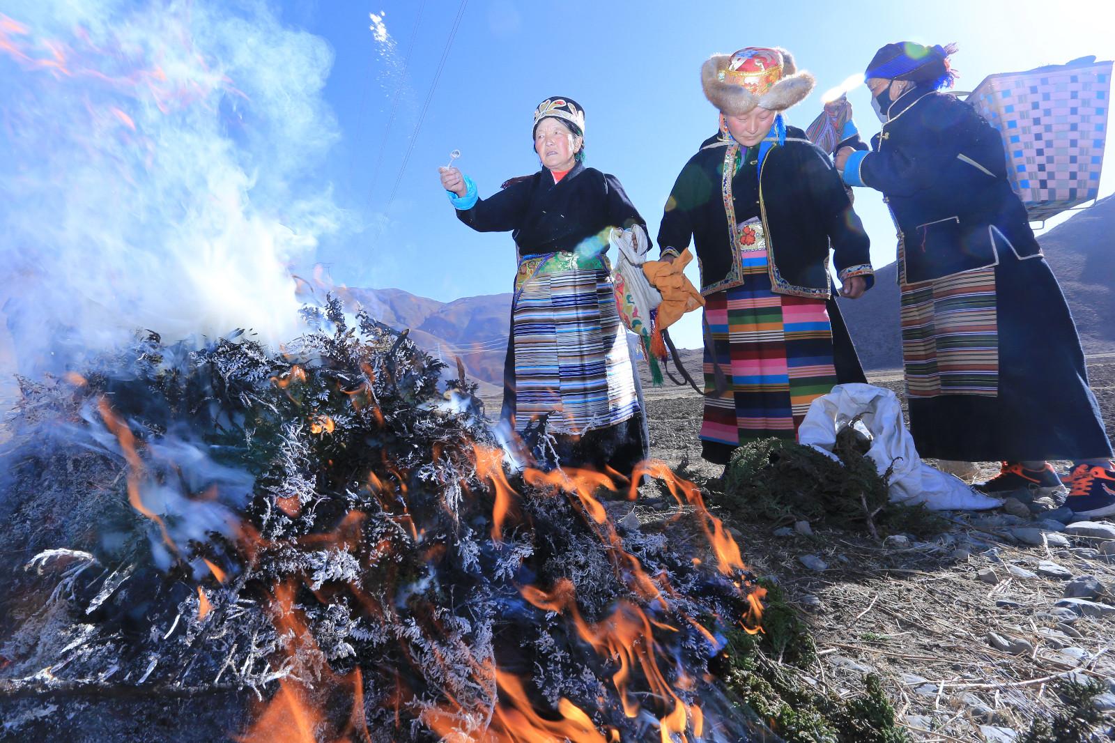 金色的陽(yáng)光照射大地，田中央松柏枝熊熊燃燒，散發(fā)陣陣清香，看，這里有一群穿著節(jié)日盛裝的村民，往松柏枝火焰上拋糌粑，原來(lái)在這里正舉行傳統(tǒng)的民俗活動(dòng)——春耕儀式。