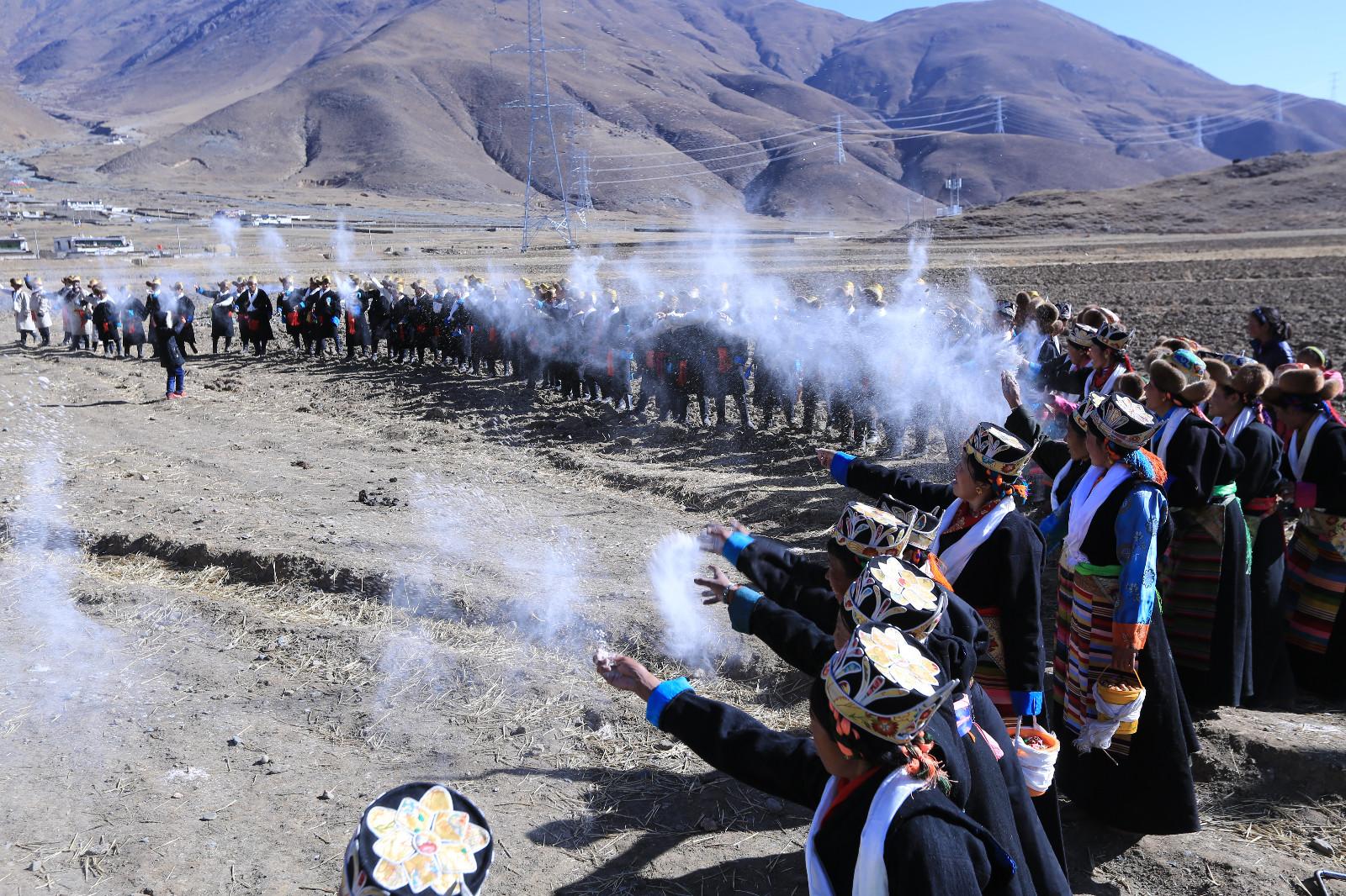 春耕儀式結(jié)束后，村民們站成一排，仰望高高的藍(lán)天，一邊喊著“拉嗦羅”的祝福詞，一邊將手中的糌粑面撒向空中，寓意來(lái)年大豐收。
