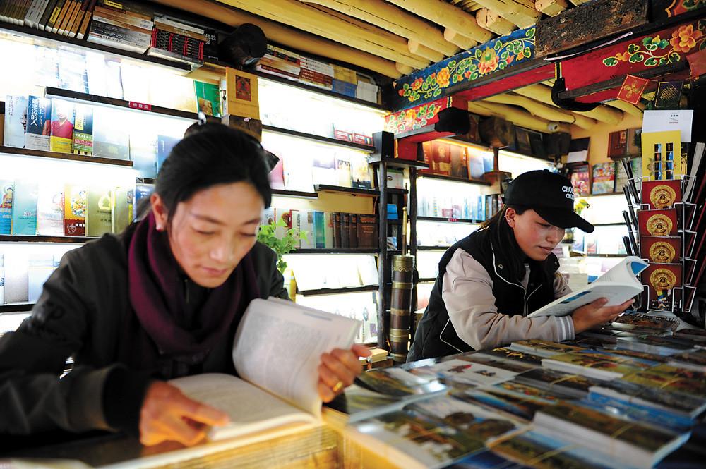 讀者在“古修哪書坊”閱書。記者 潘多 攝