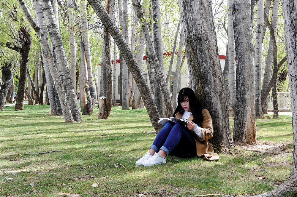 西藏大學政法學院16屆法學學生王曹莉正在看書。記者 潘多 攝
