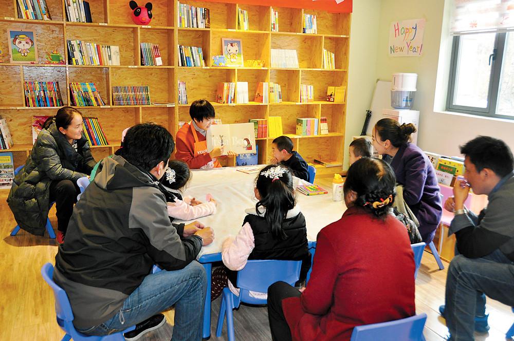 芽芽兒童樂園開展親子閱讀活動。記者 潘多 攝