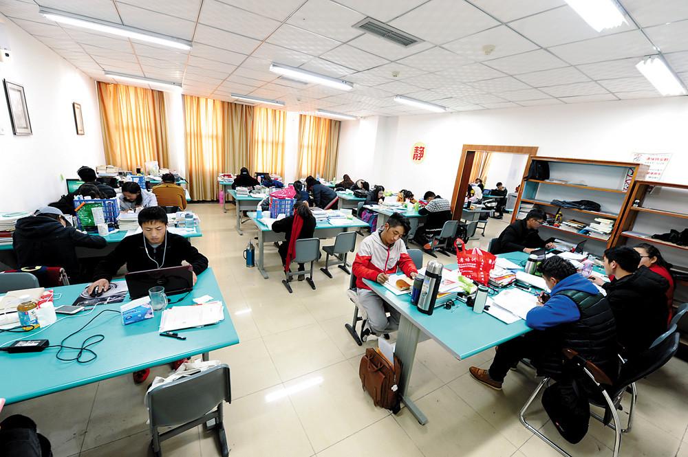 西藏大學學生正在溫習功課。記者 潘多 攝