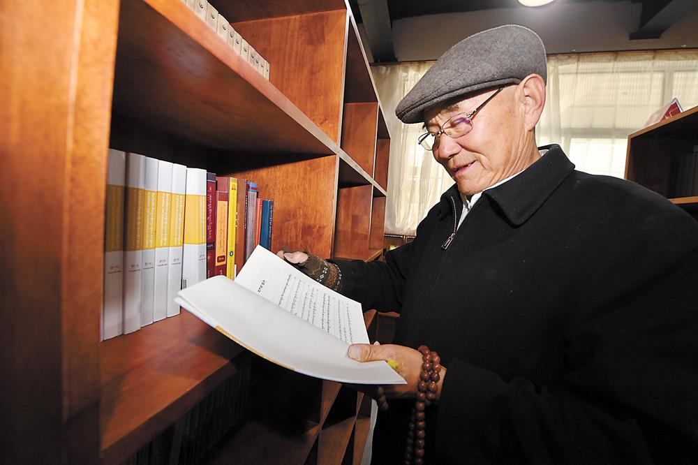 66歲的拉薩市民阿奴次仁在拉薩風馬旗書店翻閱藏文書籍。 記者 旦增西旦 攝