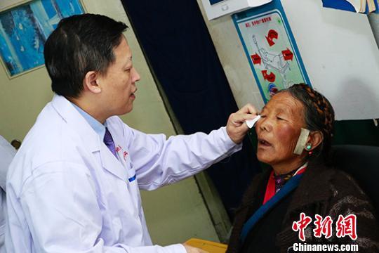 醫(yī)療志愿者在日喀則市為患者進(jìn)行術(shù)前檢查。　芊燁 攝