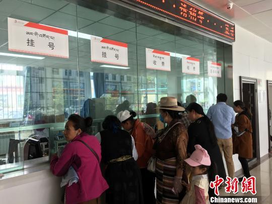 拉薩市人民醫(yī)院就診大廳?！《叛?攝