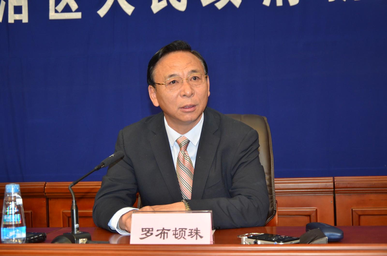 圖為發(fā)言人：區(qū)黨委常委，自治區(qū)常務副主席，自治區(qū)脫貧攻堅指揮部總指揮長 羅布頓珠.JPG