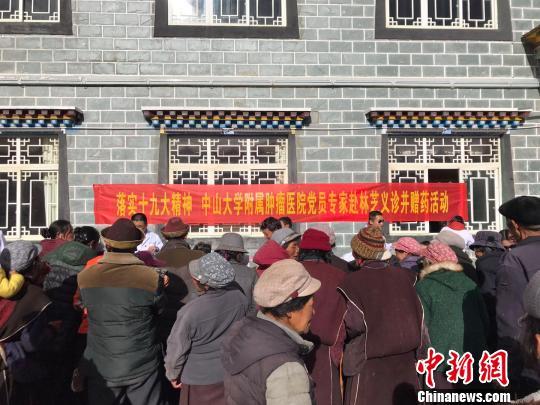 廣東省第三批組團式醫(yī)療援藏隊員、林芝市人民醫(yī)院內(nèi)科副主任黎建軍介紹，林芝市現(xiàn)在有條件開展早期的腫瘤篩查診治?！垖?攝