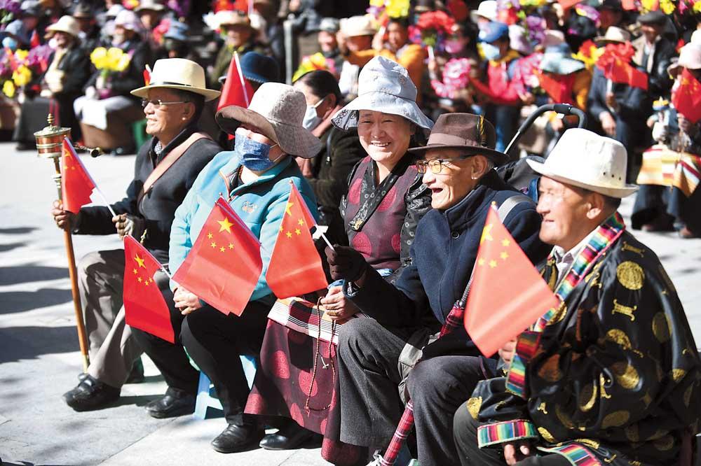 3月28日上午，拉薩市宗角祿康公園，近百名民間演員為各族群眾舉行文藝演出，紀(jì)念西藏百萬農(nóng)奴解放59周年。藏戲、獨(dú)唱、舞蹈、相聲、小品等形式多樣的節(jié)目使現(xiàn)場高潮迭起。圖為演出現(xiàn)場。 記者 李洲攝
