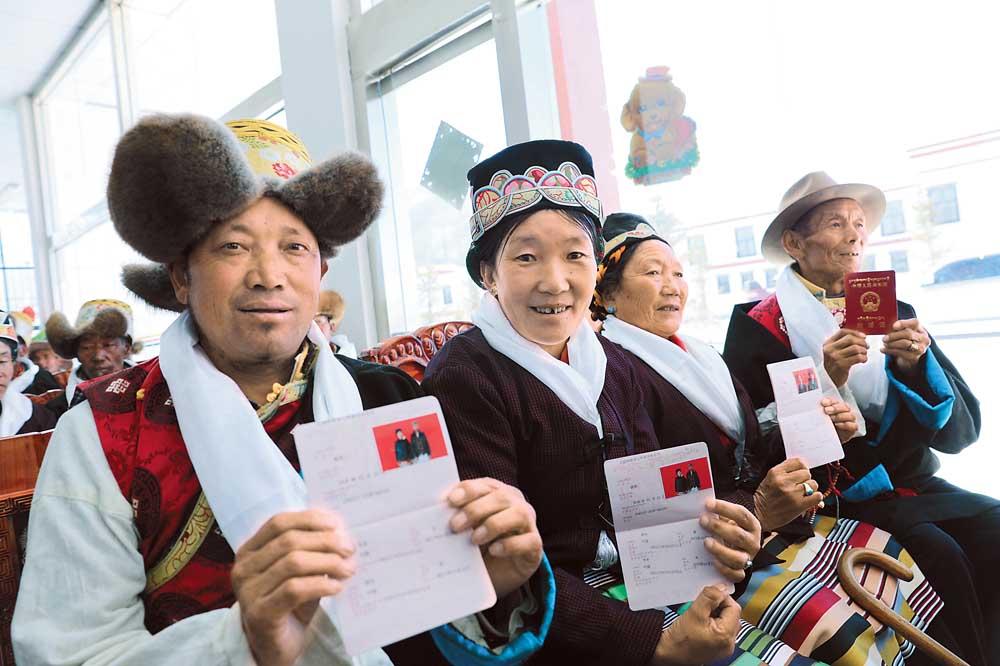 3月28日,拉薩市墨竹工卡縣敬老院老人們穿著節(jié)日盛裝,歡聚在一起,紀(jì)念西藏百萬農(nóng)奴解放59周年。同時，20對老人專門選擇這個特殊的日子舉辦婚禮。圖為老人們向記者展示結(jié)婚證。記者格桑倫珠 裴聰攝
