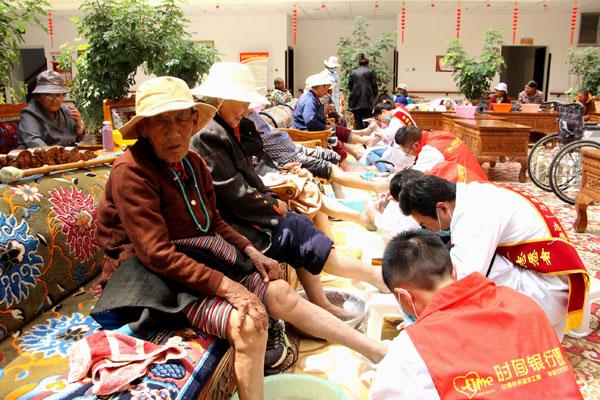 圖1---志愿者為老人洗腳。.jpg