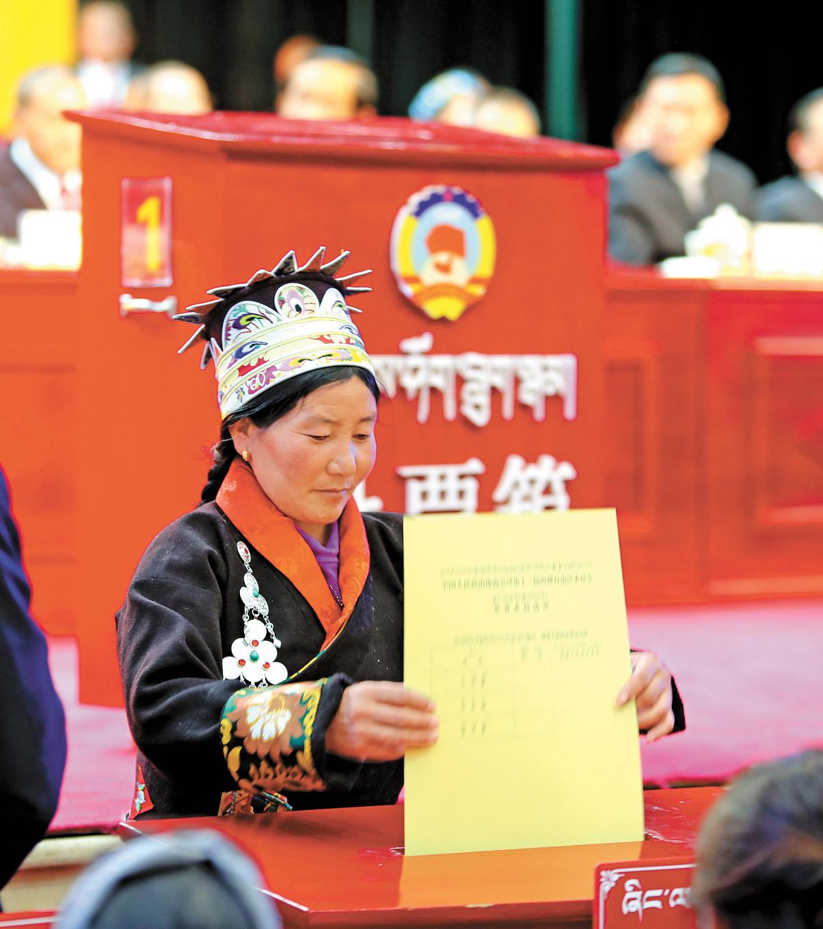 政協(xié)第十一屆西藏自治區(qū)委員會第二次會議召開選舉大會，圖為政協(xié)委員正在投票。