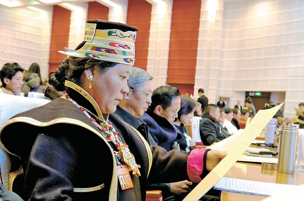 來自各地的委員盛裝出席開幕式，少數(shù)民族委員的帽子和服飾成為會場內(nèi)外的亮點。