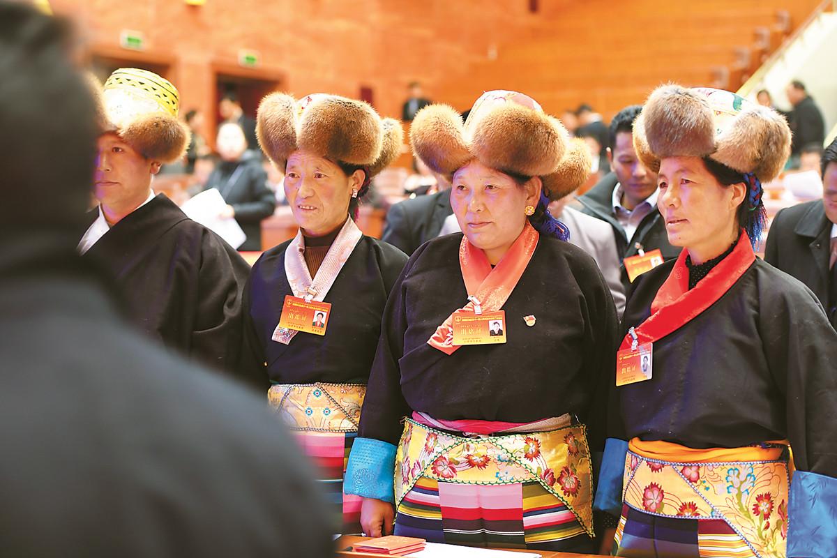 會后，來自各地市的少數(shù)民族人大代表在會堂內(nèi)合影留念。