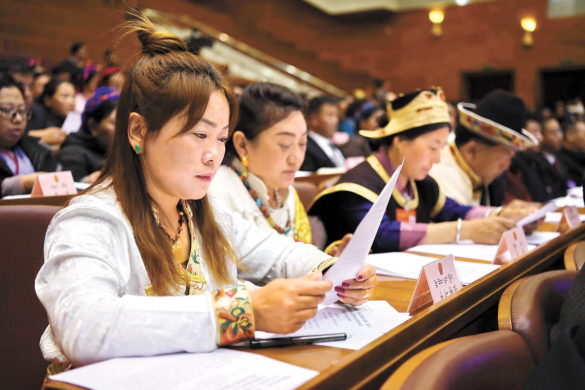 身著盛裝認(rèn)真議政，成為兩會上一道亮麗風(fēng)景線。