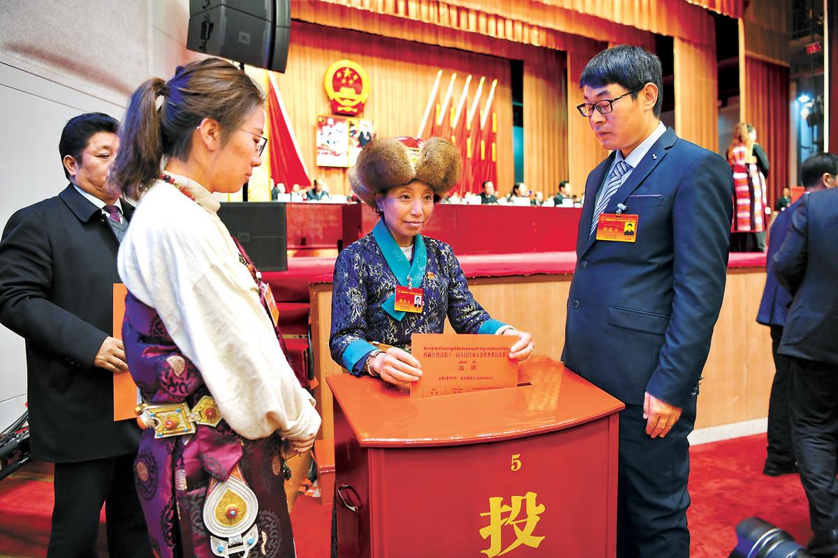 “家是玉麥，國是中國！祖國的土地，一寸都不能少”。來自玉麥鄉(xiāng)的卓嘎代表在投票。
