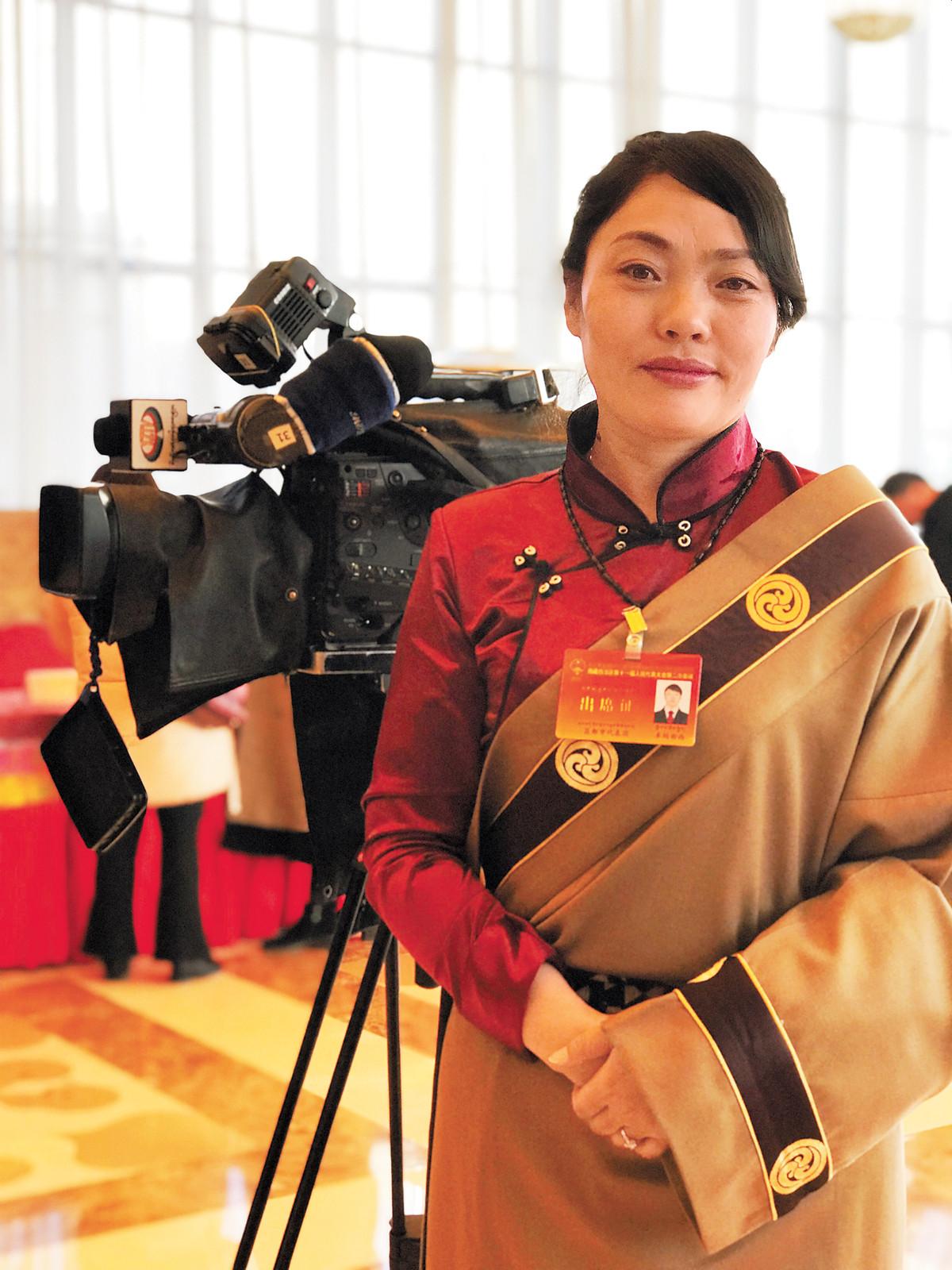 自治區(qū)人大代表卓瑪曲西在報道時留影。