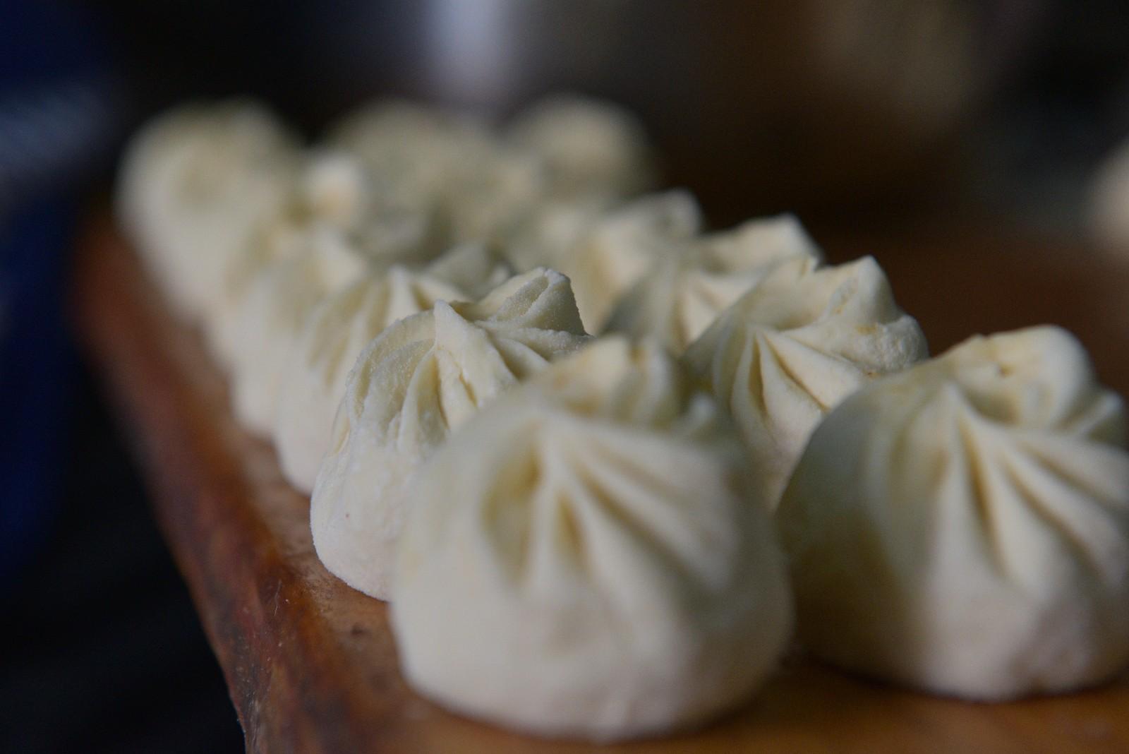 雖然點(diǎn)心店變成了茶館，但是仍然有它獨(dú)有的特色，以前經(jīng)常做的奶渣、豆沙餡兒的點(diǎn)心，變成了奶渣、豆沙餡兒的包子。是他們家除了藏面以外的招牌美食，也是地地道道的傳統(tǒng)小吃。