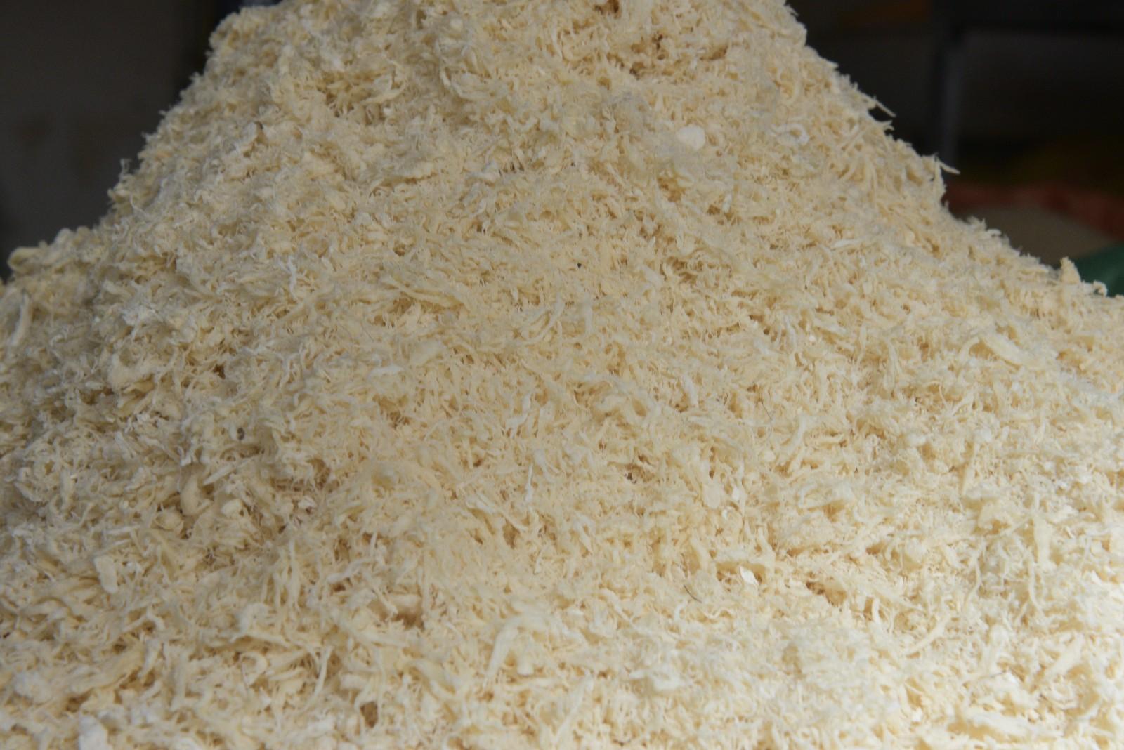 為了方便，奶渣包子和豆沙包子的餡兒都會在前一天，也就是茶館關(guān)門后開始準(zhǔn)備。奶渣餡兒是把干奶渣倒在一個較大的盆子里，然后一兩人一起將里面雜質(zhì)取出來。