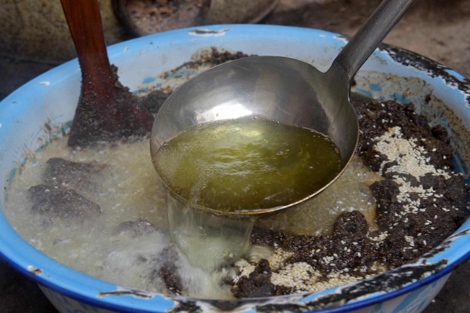加入芝麻，最后淋上滾燙的清油攪拌即可。